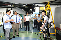 Professor Rocky Tuan (second from left), Vice-Chancellor of CUHK, learns about the research development of CUHK-SIAT